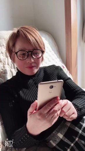 老看手机眼镜新闻医生救人甩飞眼镜新闻-第2张图片-太平洋在线下载